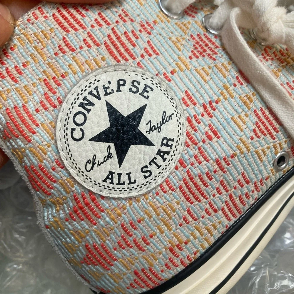 Like new women’s 8.5 high top Converse - Picture 2 of 13